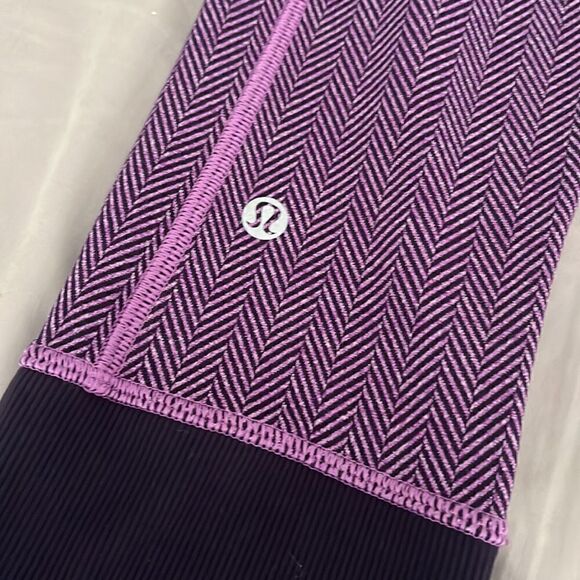 Lululemon purple herringbone pattern cropped leggings, sz 4 - Picture 4 of 4